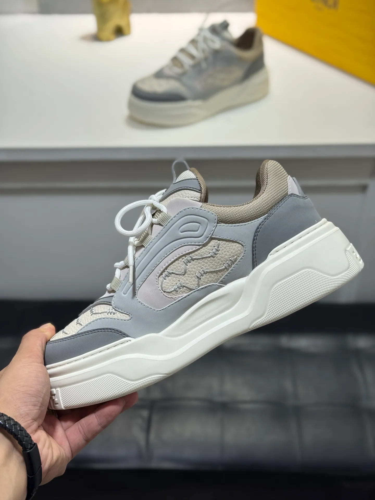 Men's men's shoes 💰560 [New style] 🦥🦥FENDI Fendi high version latest Force series calfskin FF mesh round toe thick sole low-top sports sneakers, these Force lace-up low-top shoes. Made of white full-grain leather and white and brown smooth leather. Padded. Brown FF jacquard and yellow technical fabric details. Lightweight and thick white sole with FF pattern details on the toe and heel ✔️Fabric: Imported first-layer cowhide breathable mesh ✔️Inner lining: Customized breathable mesh ✔️Sole: Open-molded rubber foam material ✔️Sole thickness: 7CM Size: #Men's 38-44 (45 is custom-made and cannot be returned or exchanged